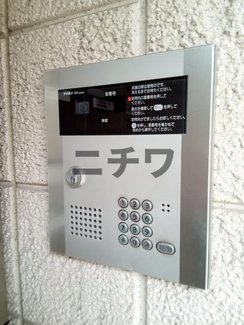 サクラアパートメントのエントランス|★安心のオートロック完備★