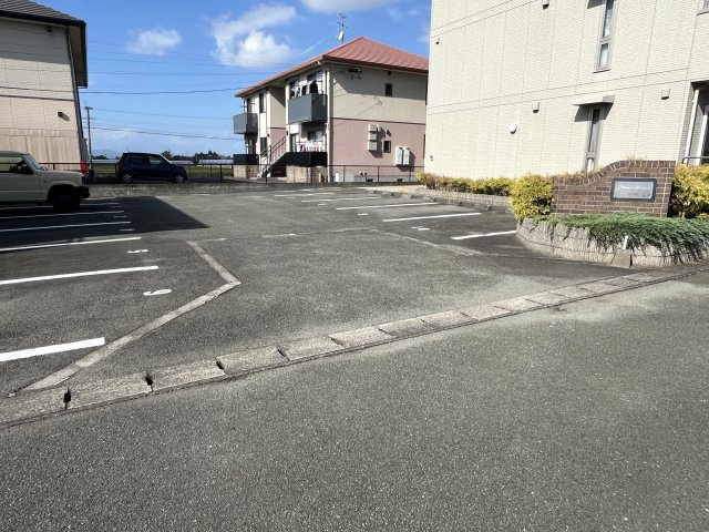 メゾンセレナの駐車場