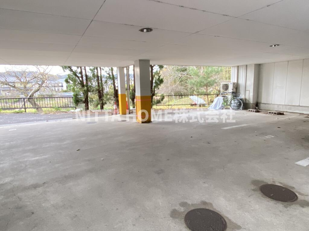 豊岡市塩津町の賃貸マンションの駐車場|屋根付き駐車場で冬も安心♪
