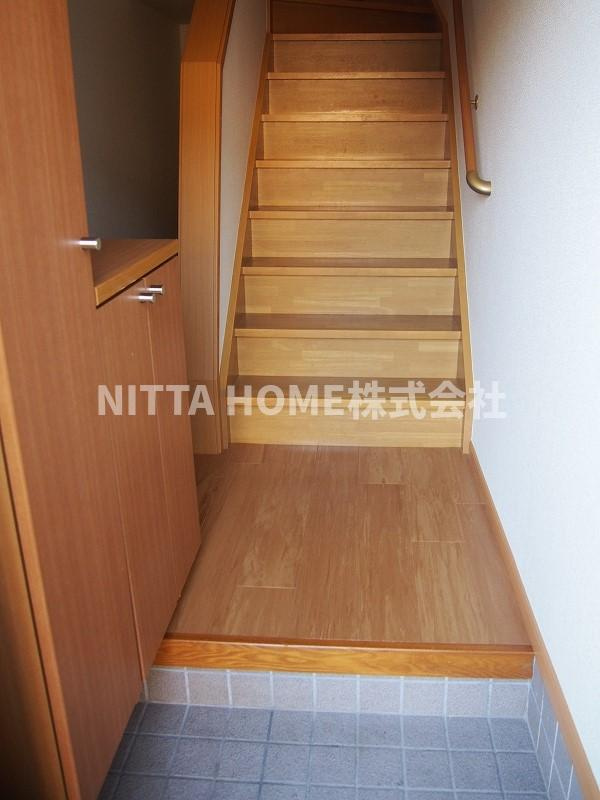 アーバン縄手Ｃの玄関|玄関にはシューズボックスが付いています◆