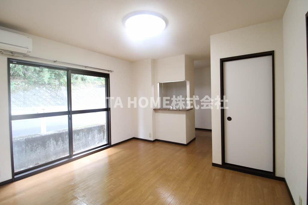 ロイヤルグレイスの居間・リビング|１０．１帖のリビングルームです＊カウンターキッチン付き◎