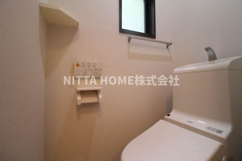 ロイヤルグレイスのトイレ|小窓のついている独立しているトイレです◎