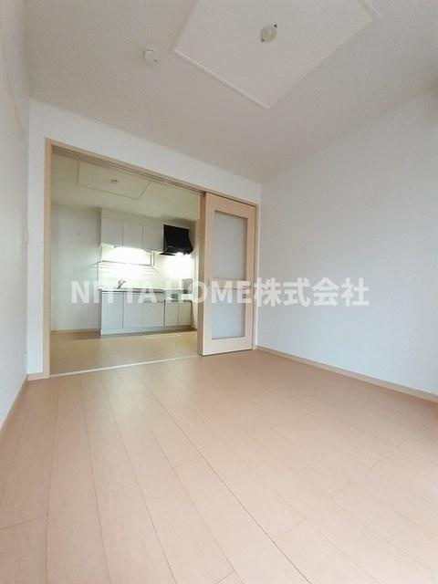 アルモニーの居間・リビング|洋室と奥はダイニングキッチンになります★