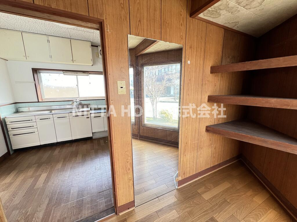 見長貸家（K邸）の居間・リビング|玄関からみたダイニングキッチンのお部屋です◎