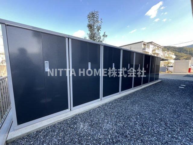 グリナージュ郷之山Ⅲの駐車場|外部トランクも無料で使用(^^)/