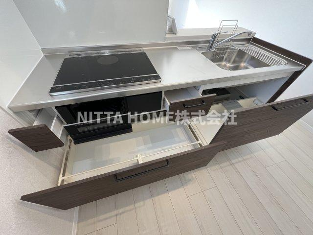 グリナージュ郷之山Ⅲのキッチン|キッチンにたっぷり収納付き◇