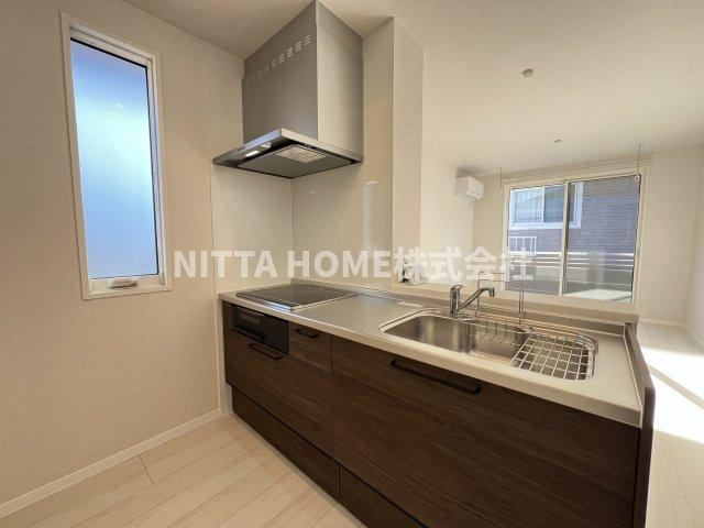 グリナージュ郷之山Ⅲのキッチン|収納スペースも豊富なシステムキッチンです◆