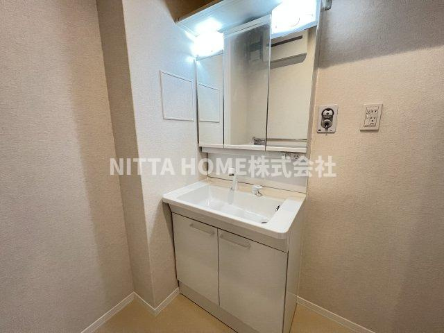 グリナージュ郷之山Ⅲの洗面所|三面鏡付き洗面台もありますよ★