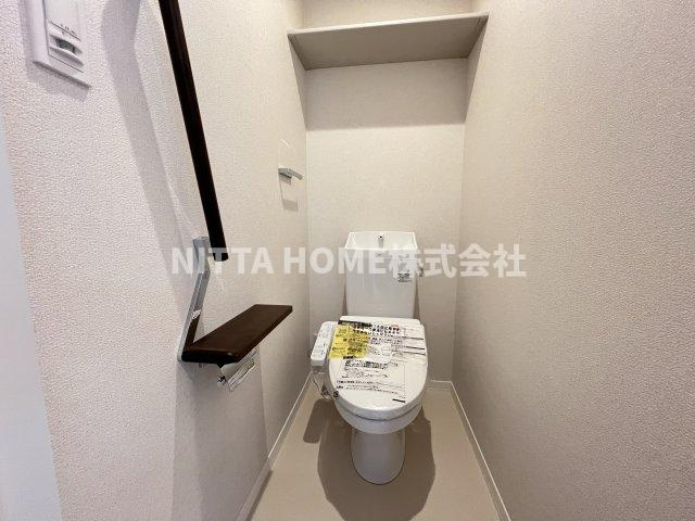 グリナージュ郷之山Ⅲのトイレ|上にはトイレットペーパーなどをストックできる棚がついています