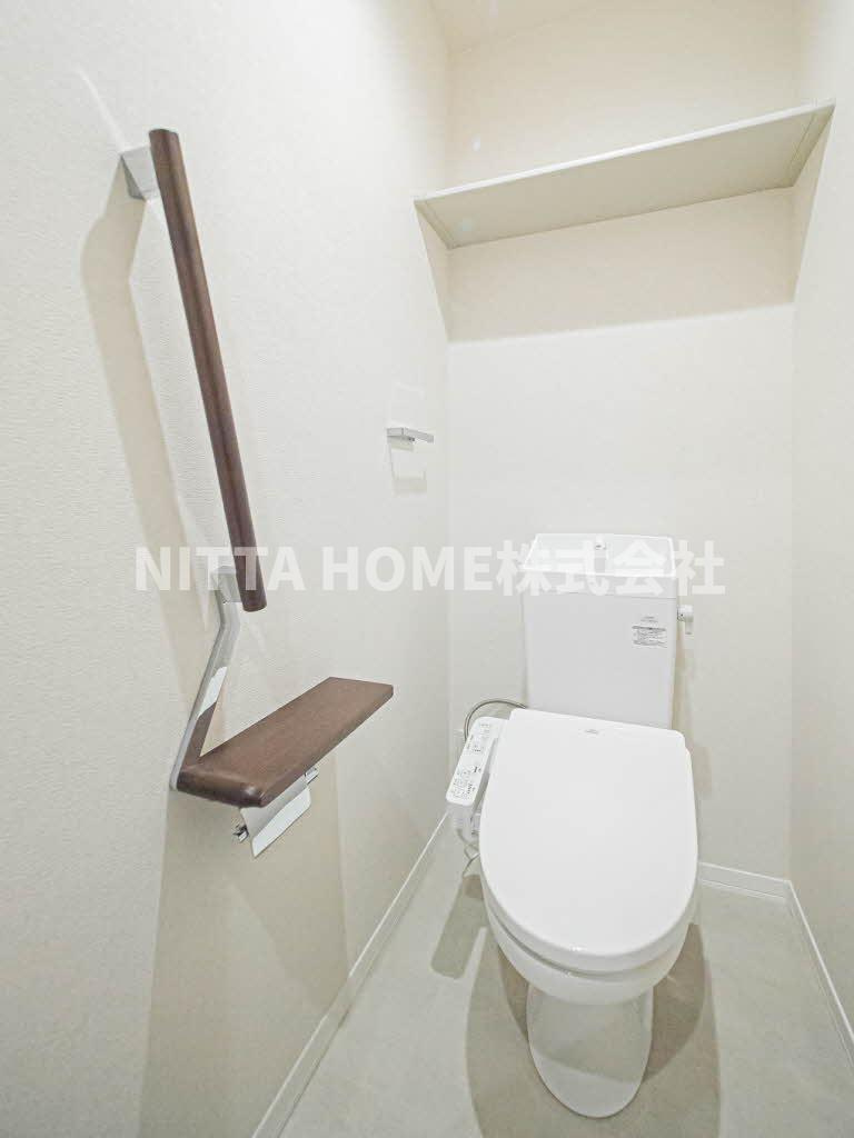 グリナージュ郷之山Ⅲのトイレ|上にはトイレットペーパーなどをストックできる棚がついています