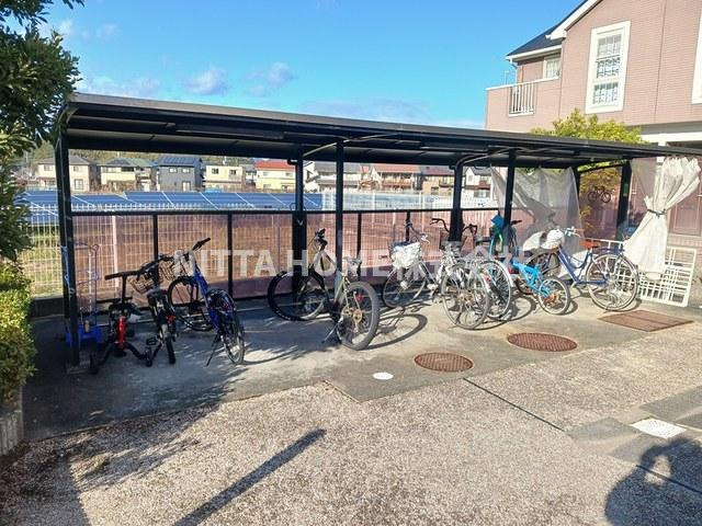 メゾン・フォレストＡ棟のその他共用部分|屋根付きの駐輪場があります＊