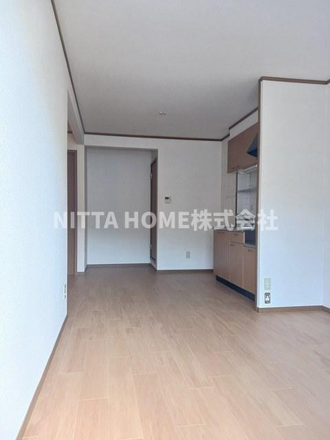 メゾン・フォレストＡ棟の居間・リビング|ダイニングキッチンは10.5帖♪