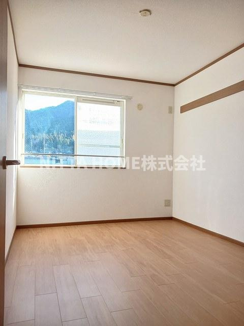 メゾン・フォレストＡ棟の居間・リビング|洋室は４．６帖と６帖の２部屋あります◇