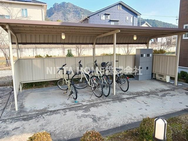 丹波市柏原町柏原のアパートのその他共用部分|敷地内に駐輪場があります◇