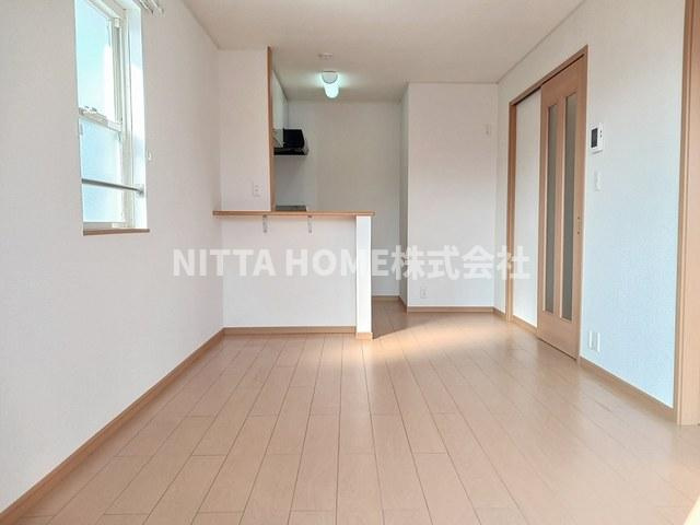 ファインレジデンス２番館の居間・リビング|南向きのバルコニーがついた１0帖リビングルームです◇