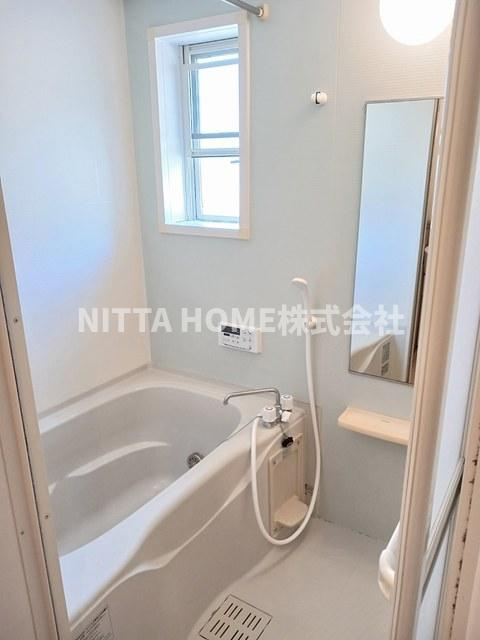 ファインレジデンス２番館の浴室|開放的な小窓付きの浴室は追焚や乾燥機付きです(^^♪