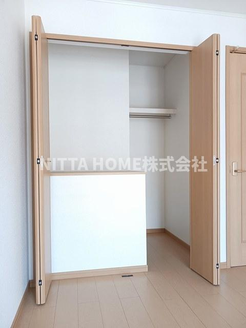 丹波市柏原町柏原のアパートの収納|どちらの洋室にも広いクローゼットがついています◇