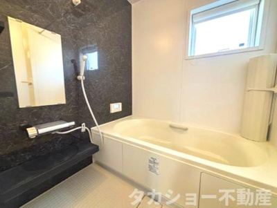 【浴室】 | 千葉市中央区星久喜町　築浅中古戸建 | コンパクトで使いやすいお風呂です