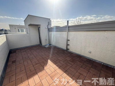 【バルコニー】 | 千葉市中央区星久喜町　築浅中古戸建 | バルコニーからの眺めを楽しみながら食事をしませんか