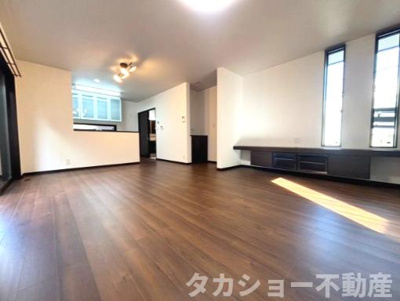 【居間・リビング】 | 千葉市中央区星久喜町　築浅中古戸建 | 家族が集まるリビングは明るく広々しております☆彡