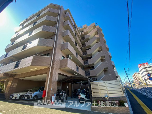 マイキャッスル八王子元横山の外観|スタイリッシュなフォルムが印象的なマンション。広いエントランスや駐車場を完備し、快適な生活空間を提供します。周辺環境も整い、利便性の高い立地です。