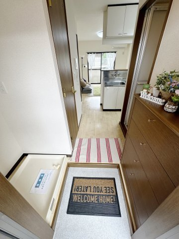 【玄関】 | ヒカリマンション | 写真は202号室のものです。