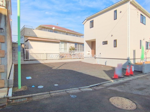 月々８万円台～　新築戸建　川越市下新河岸第1の前面道路含む現地写真|カースペース並列駐車3台分可能！お車の出し入れもラクラクです♪
