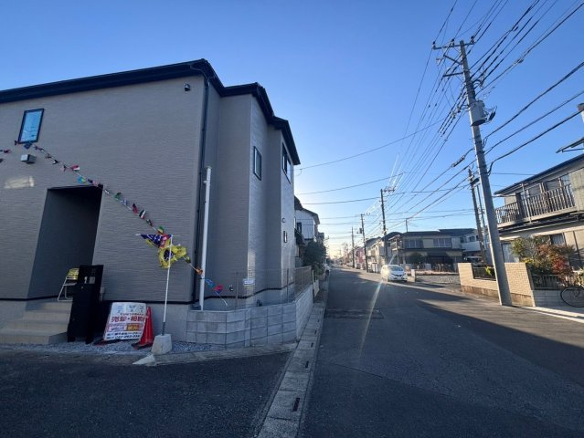 越谷市弥十郎　新築戸建ての前面道路含む現地写真