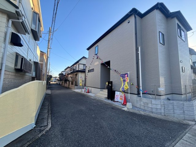 越谷市弥十郎　新築戸建ての前面道路含む現地写真