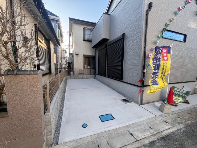 越谷市弥十郎　新築戸建ての駐車場