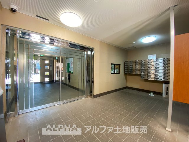 ロータリーハイツ国立のエントランス|清潔感のあるエントランスホールが、住まう方や訪れる人を迎えます。オートロック付きで防犯面にも配慮され、安心の暮らしをサポート。共用部分も管理が行き届き、快適なマンションライフを提供します。