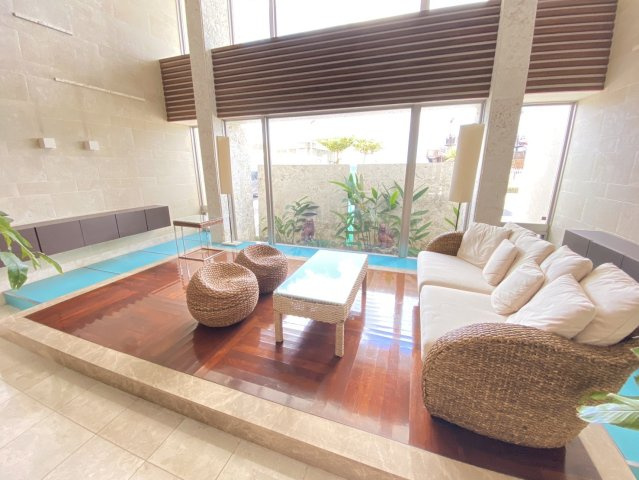 コートヴィレッジアラハ・オンザ・ビーチ　2階のエントランス