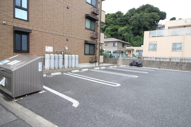 アジャート駒岡の駐車場