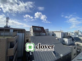 【展望】 | 眼前に広がる空の雄大さと、このお部屋の自慢の一つである「眺望」をご覧ください。毎日、この景色を独り占めできる新生活に夢が広がります。～即日のご見学可能～　お問合せはお気軽にどうぞ。
