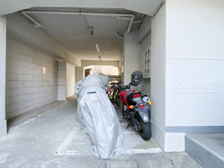 【駐車場】 | バイク置き場。空き区画の有無や駐輪料金、サイズおよび排気量規定などについては、改めてお問い合わせください。～即日のご見学可能～　お問合せはお気軽にどうぞ。