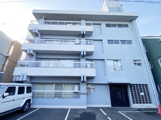 【外観】 | 手入れの行き届いた外壁やエントランスなど、「見ればわかる」レベルで清潔感を保ったマンションです。築年数を感じさせない姿で皆様をお出迎えします。～即日のご見学可能～　お問合せはお気軽にどうぞ。