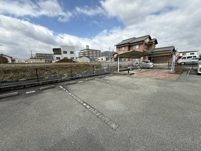 ラ・ヴィーダーⅢの駐車場