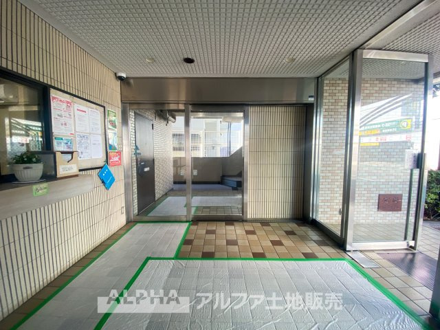 日神パレス立川第2のエントランス|広々としたエントランスが迎える住まい。防犯カメラ付きで安心感があり、快適な毎日を支える落ち着いた空間が広がります。管理が行き届いた共用部が、住まう方に心地よい第一印象を与えてくれます。