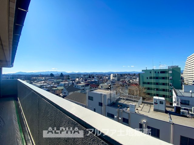 日神パレス立川第2の展望|広がる青空と遠くの山並みを一望できる開放的なバルコニー。遮るもののない視界が、朝の光や夕焼けの美しさを一層引き立てます。心地よい風とともに、四季折々の景色を楽しめる住まいです。