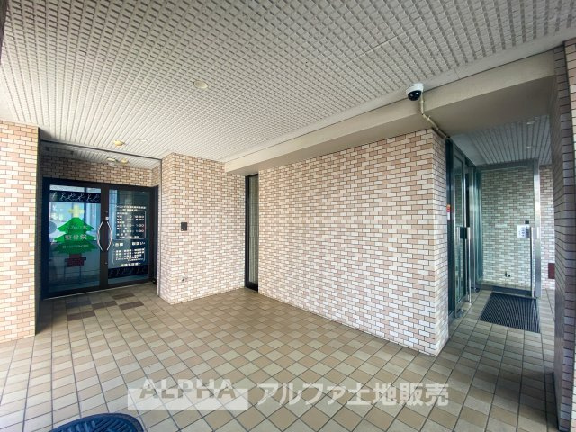 日神パレス立川第2のエントランス|防犯カメラが設置された共用スペース。ゆとりあるエントランスが、住まう方の快適な暮らしを支える安心の住環境を提供します。