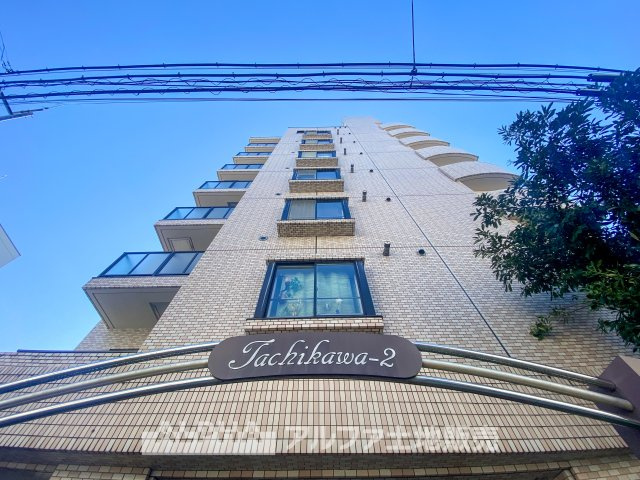 日神パレス立川第2の外観|洗練されたタイル貼りの外観が魅力のマンション。エントランスには品のあるデザインが施され、住まう方を優しく迎えます。