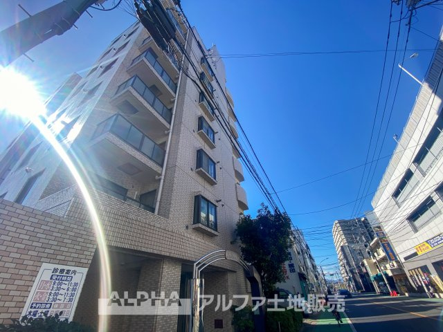 日神パレス立川第2の外観|陽光が降り注ぐ街並みに調和する外観デザイン。周辺には生活利便施設が揃い、快適な暮らしを叶えるロケーションです。