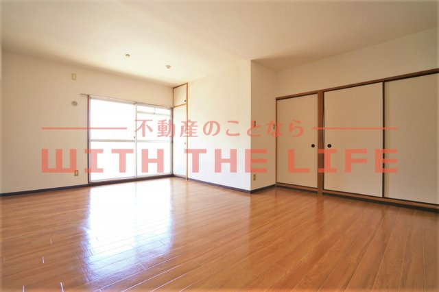 イーストハイツ高崎【キャッシュバック対象物件】の居間・リビング|ゆったりとしたリビングです