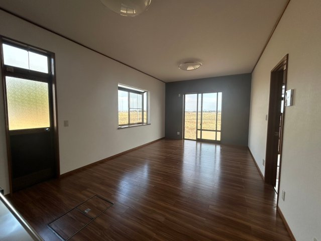 千葉県山武市松尾町中古住宅の居間・リビング