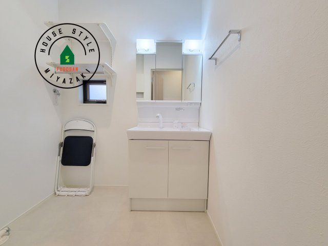 宮崎市佐土原町和田山モデル(1号棟)の独立洗面台|毎日使うものだから清潔な空間を保ちたい水回り。洗面にはそんな願いを解消させてくれる収納アイデアが満載です。三面鏡の裏側にはキャビネットが現れ小物から背の高い物まで収納できます。