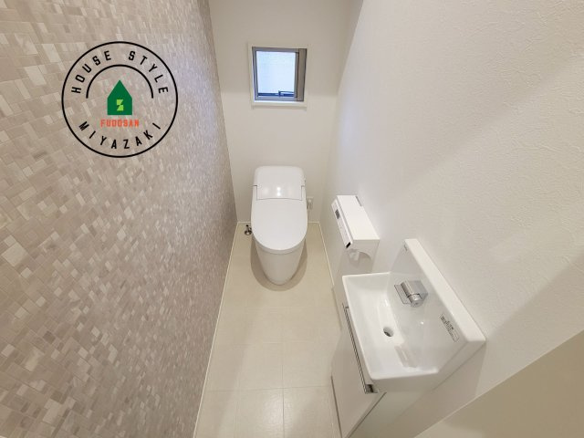 宮崎市佐土原町和田山モデル(1号棟)のトイレ|温水洗浄便座を完備しております。