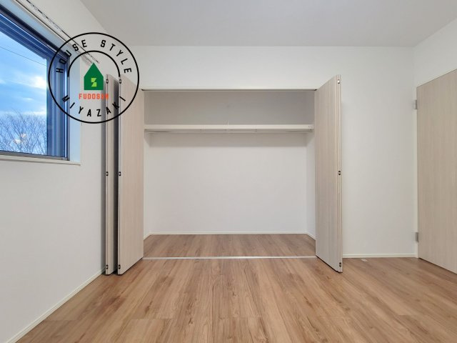 宮崎市佐土原町和田山モデル(1号棟)の収納|洋服や大きな荷物が多い方や人数の多いご家族でも安心ですね。