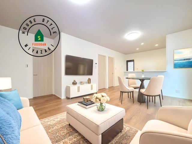 宮崎市佐土原町和田山モデル(1号棟)の居間・リビング|明るく開放的なリビングダイニングは豊かな陽光が注ぎ込み、やすらぎの空間を演出してくれます。ご家族で楽しいひとときをお過ごし下さい。※家具はCGを合成したものです。