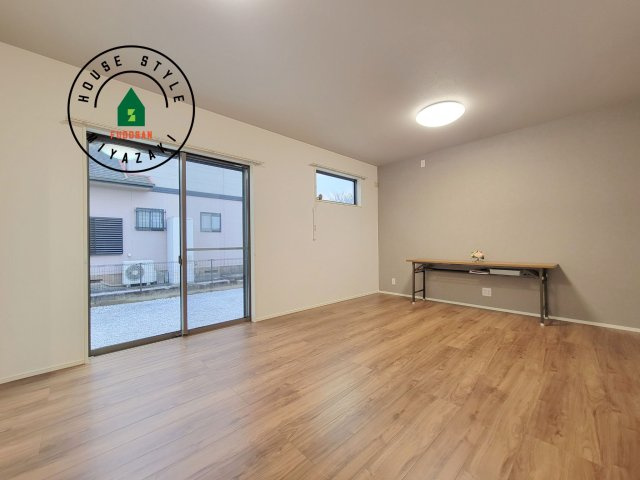 宮崎市佐土原町和田山モデル(1号棟)の居間・リビング|キッチンからリビングをしっかり確認できます。