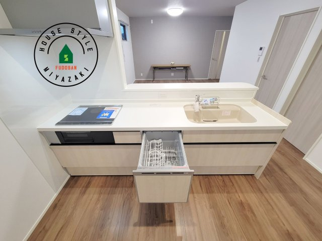 宮崎市佐土原町和田山モデル(1号棟)のキッチン|ダイニングテーブルへの配膳がラクラク、お料理はかどるカウンター付きシステムキッチン！